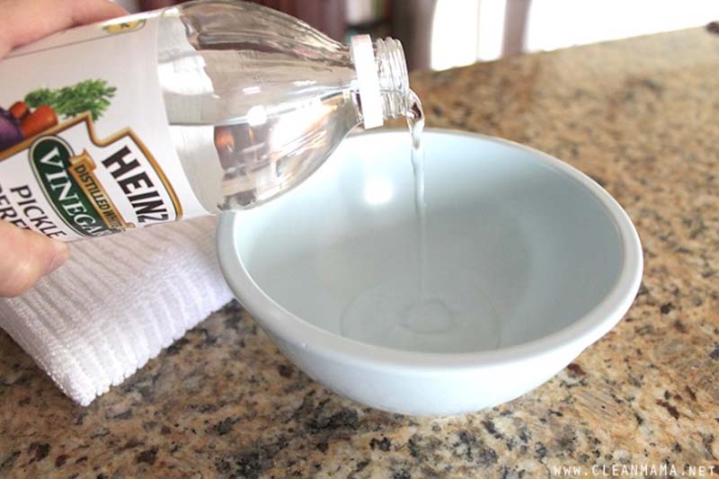 Làm thế nào để làm sạch vết bẩn trên dụng cụ pha trà?