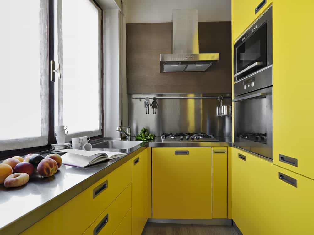 Cách thiết kế phòng bếp đẹp với gam màu vàng nghệ kết hợp với gam màu nóng